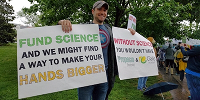 华盛顿特区，一名男子在科学游行中举着标语牌